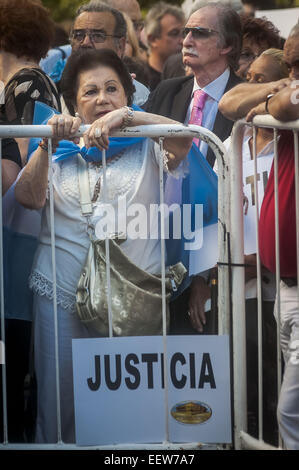 Buenos Aires, Buenos Aires, Argentinien. 21. Januar 2015. Eine Dame mit der argentinischen Flagge bedeckt ist mit einem Schild lesen Gerechtigkeit vor dem neuen AMIA Gebäude während einer Demonstration nach dem Tod von Staatsanwalt Alberto Nisman, die eine Woche später beschuldigte Präsidentin Cristina Fernandez de Kirchner, machen einen deal mit dem Iran vor, Klagen gegen iranische Diplomaten abzubrechen Selbstmord gesehen angeblich die ursprüngliche AMIA Bombardierung Aufbau beteiligt. Der Anschlag, am 18. Juli 1994, verließ 85 Toten und mehr als 300 hundert verwundet und nach über 20 Jahren ist straffrei. (Bild Kredit: Stockfoto