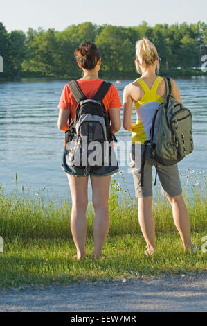 Zwei Freundinnen vor Wasser Stockfoto