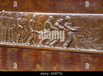 FDNY Memorial Wanddetail. Detail aus der Bronze Relief Skulptur, einem Denkmal an das Feuerwehrhaus Nr. 10 verschraubt. Stockfoto