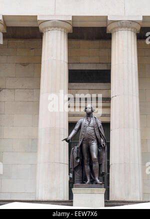 George Washington an der Wall Street. Große Bronze-Statue von George Washington steht außerhalb der griechischen Säulen der Federal Hall Stockfoto