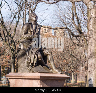 Statue von Robert Burns im Central Park. Bronze-Statuen von berühmten historischen Persönlichkeiten wie Robert Burns schmücken die Wege Stockfoto