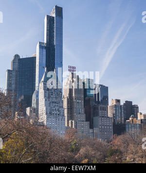 Wolkenkratzer, die rund um die Bäume auf den Central Park. Hohe Türme und Essex House Gesicht Richtung Norden in die bewaldeten Zuflucht des Central Parks Stockfoto