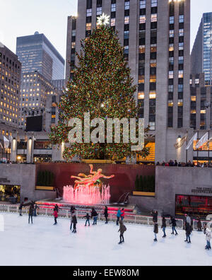 Skating unter dem neu beleuchteten Weihnachtsbaum. Skater genießen das Eislaufen am Rockefeller Center mit der Weihnachtslichter Stockfoto