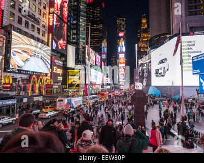 Times Square bei Nacht. Times Square Blick nach Süden, mit vielen hellen Lichtern, Verkehr und Fußgänger überall. Stockfoto