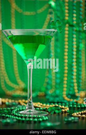 Grüner Cocktail im Martiniglas mit st. Patricks Day-Dekor Stockfoto