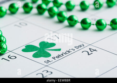 St. Patricks Day markiert mit Kleeblatt im Kalender. Stockfoto