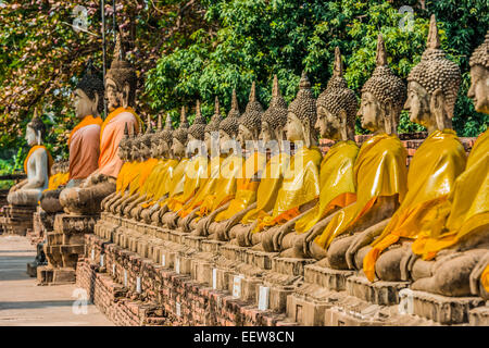 ausgerichteten Buddhastatuen im Wat Yai Chai Mongkons Ayutthaya Bangkok Thailand Stockfoto