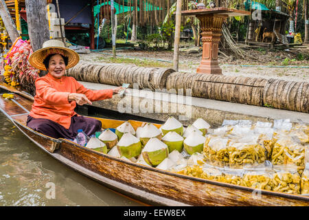 Bangkok, Thailand - 30. Dezember 2013: Verkäufer in Amphawa Bangkok schwimmenden Markt in Bangkok, Thailand am 30. Dezember 2013 Stockfoto
