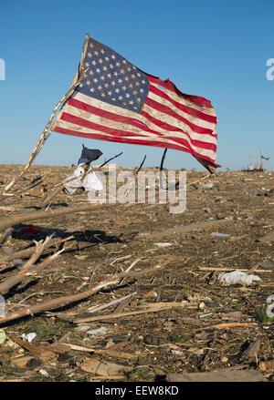 Amerikanische Flagge in Trümmern nach dem tornado Stockfoto