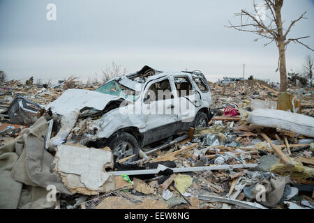 Wrack des Autos in der Stadt durch einen Tornado zerstört Stockfoto