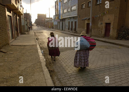 Zwei indigene Frauen finden ihren Weg auf eine Straße in El Alto, Bolivien. Stockfoto