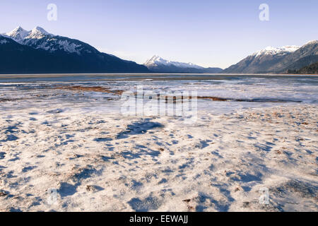 Schnee und Frost auf einer Südost-Alaska Strand bei Ebbe. Stockfoto