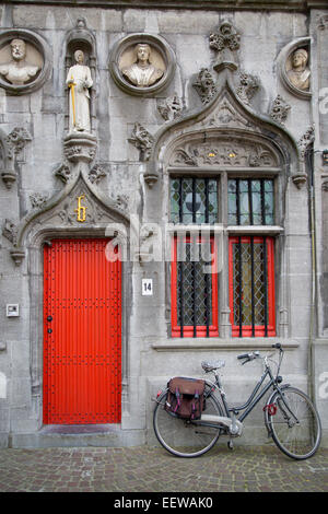 Red Door in dem historischen Basiliek van Het Heilig Bloed - Basilika des Heiligen Blutes, Brügge, Belgien Stockfoto