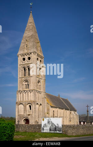 Kirche Notre Dame b. 12. Jahrhundert schwer beschädigt, während d-Day Invasion, Omaha Beach, Collville-Sur-Mer, Normandie, Frankreich Stockfoto