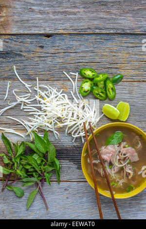 Pho Vietnamese Rindfleisch Suppe auf einem hölzernen Hintergrund Stockfoto