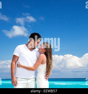 Braut und Bräutigam einander suchen und Hand in Hand, Romantikurlaub am Karibik-Strand Stockfoto