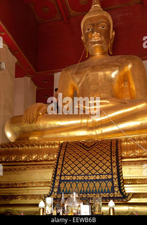 THAILAND - Phra Mongkons Bophit, ein 17 Meter (55 Fuß) hohen Buddha (inkl. Sockel) am Wat Mongkons Bophit in Ayutthaya. Stockfoto