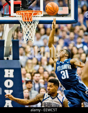 Washington, DC, USA. 19. Januar 2015. 19. Januar 2015: Villanova Junior guard Dylan Ennis (31) lehnt sich in für einen Lay während dem Matchup zwischen dem Villanova Wildcats und Georgetown Hoyas im Verizon Center in Washington, DC Georgetown verärgert 5th Anzeigenrang Villanova 78-58. Scott Serio/CSM/Alamy Live-Nachrichten Stockfoto