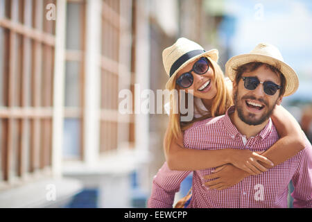 Fröhliche junge Termine in Hüte und Sonnenbrillen Stockfoto