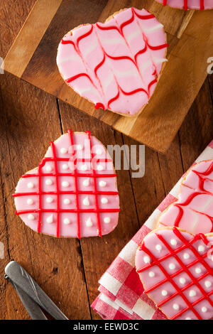 Hausgemachte rosa Valentinstag Cookies wie ein Herz geformt Stockfoto