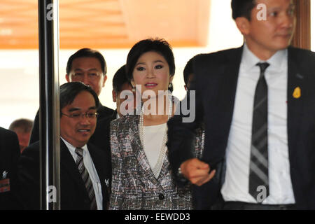 Bangkok. 22. Januar 2015. Former Thai Prime Minister Yingluck Shinawatra (C) kommt in das Parlamentsgebäude in Bangkok 22. Januar 2015. Thailands Militär ernannt Gesetzgeber ist Anklage gegen Yingluck Shinawatra über eine Regierung Reis Subventionsregelung am Freitag abstimmen. © Rachen Sageamsak/Xinhua/Alamy Live-Nachrichten Stockfoto