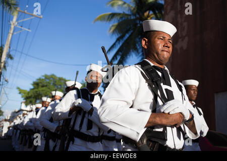 Santo Domingo, Dominikanische Republik. 21. Januar 2015. Mitglieder der Dominikanischen Armee teilnehmen an eine Prozession zu Ehren der Jungfrau von Altagracia, gilt als der Beschützer der Dominikaner in Santo Domingo, Dominikanische Republik, am 21. Januar 2015. Anhänger feierte am Mittwoch der 92. Jahrestag der Krönung der Jungfrau von Altagracia mit der traditionellen Prozession unter der Leitung von dem päpstlichen Nuntius Jude Thaddeus Okolo, die nur wenige Häuserblöcke von der Colonial von Santo Domingo zur Pfarrei Altagracia wandeln. © Fran Afonso/Xinhua/Alamy Live-Nachrichten Stockfoto