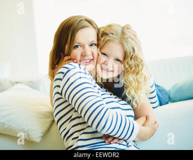 Liebevolle Tochter und Mutter, die Ruhe zu Hause Stockfoto