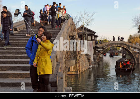 Hangzhou, Tongxiang Stadt der ostchinesischen Provinz Zhejiang. 2. Januar 2015. Zwei Touristen fotografieren sich in Wuzhen, eine Stadt in der ostchinesischen Provinz Zhejiang, Tongxiang Stadt 2. Januar 2015. Der Provinz BIP belief sich auf 4,0153 Billionen Yuan (646,6 Milliarden US-Dollar) im Jahr 2014 bis 7,6 Prozent gegenüber dem Vorjahr. © Tan Jin/Xinhua/Alamy Live-Nachrichten Stockfoto
