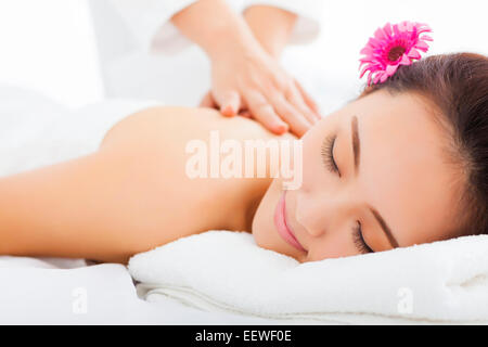 junge Frau im Wellness-Salon immer massage Stockfoto