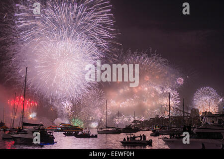 Der Beginn eines neuen Jahres 2015 mit Mitternachtsfeuerwerk über der Sydney Opera House, Harbour Bridge und Boote im Hafen von Sydney Stockfoto