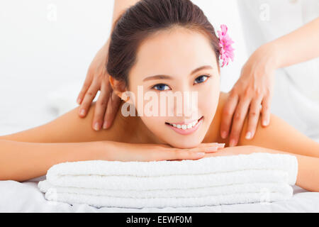 junge Frau im Wellness-Salon immer massage Stockfoto