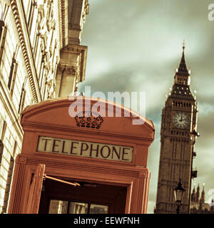 einen Blick auf eine klassische rote Telefonzelle und der Big Ben im Hintergrund, in London, Vereinigtes Königreich, mit einem Filtereffekt Stockfoto