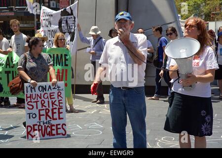 Sydney, Australien. 21. Januar 2015. Flüchtling Aktivisten statt Rallyes quer durch Australien, darunter eine außerhalb das Department of Immigration and Citizenship in 26 Lee Street, Sydney, von Refugee Action Coalition (RAC) organisiert. Die Kundgebungen fanden in Solidarität mit der Insel Manus Hungerstreik und der iranischen Hunger Stürmer in Darwin statt. Im Bild werden Nachrichten in Kreide der Demonstranten auf der George Street in der Nähe von Hauptbahnhof geschrieben wie Ian Rintoul dem Publikum spricht. Bildnachweis: Copyright Credit: 2015 Richard Milnes / Alamy Live News. Stockfoto