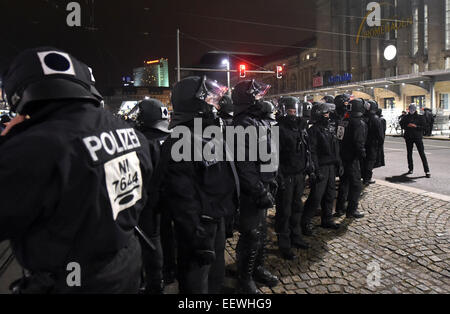 Leipzig, Deutschland. 21. Januar 2015. Polizisten sichern die Ankunft der Mitglieder der Anti-Islamischen Legida (Leipzig gegen die Islamisierung des Abendlandes - ein regionaler Ableger der Pegida-Bewegung) Bewegung am Hauptbahnhof in Leipzig, Deutschland, 21. Januar 2015. Foto: HENDRIK SCHMIDT/Dpa/Alamy Live News Stockfoto