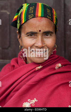 Nepalesische Frau mit bunten Kopftuch und roten Umhang, Porträt, Bandipur, Nepal Stockfoto