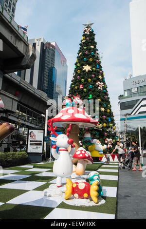 Weihnachtsbaum am Terminal 21 Shopping Centre Mall in der Weihnachtszeit. Bangkok, Thailand, Asien. Stockfoto