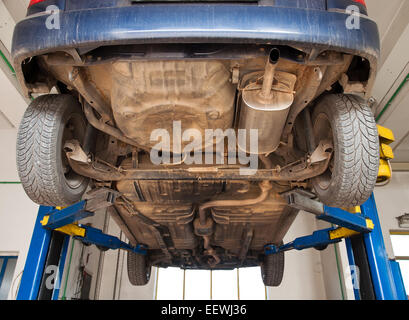 Auto hob auf Montageständer in mechanische Werkstatt Stockfoto