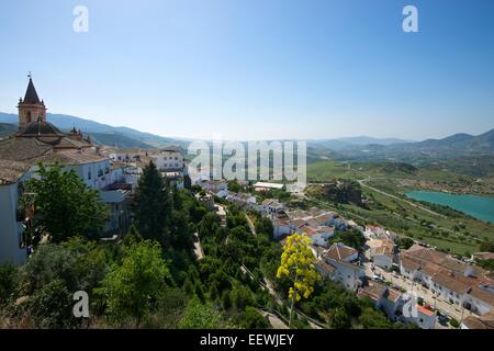 Stadtbild und Zahara-El Gastor Reservoir, Zahara De La Sierra, weiße Dörfer, Andalusien, Spanien Stockfoto