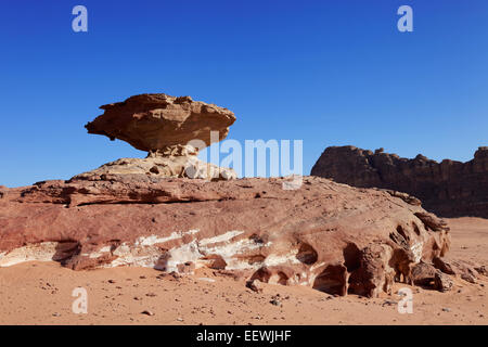 Pilzförmiger ausgleichende Fels, Wüste, Wadi Rum, Jordanien Stockfoto