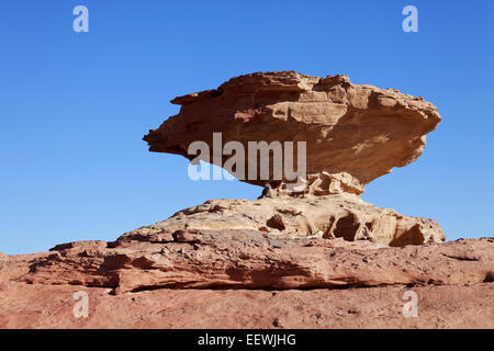 Pilzförmiger ausgleichende Fels, Wüste, Wadi Rum, Jordanien Stockfoto