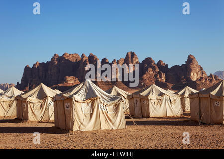 Zelte, Lager für Touristen, Berge, Wadi Rum, Jordanien Stockfoto