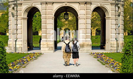 München, Bayern, Deutschland. Junges Paar Eingabe der manieristischen Tempel der Diana im Hofgarten. Stockfoto