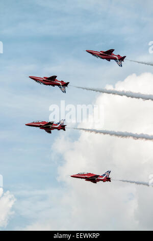 Vier Hawk Jet-Trainer von der britischen Royal Air Force Red Pfeile Anzeige Kunstflugstaffel in Spiegel-Formation bei der RIAT Stockfoto