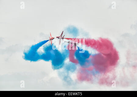 Vier Hawk Jet-Trainer für die Royal Air Force Red Arrows Display Kunstflugstaffel führen ihre Gypo Break-Manöver bei der RIAT Stockfoto