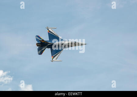 Eine General Dynamics F-16A Fighting Falcon militärische Düsenjäger von 350 zeigt Squadron Belgien Air Force bei der RIAT Stockfoto