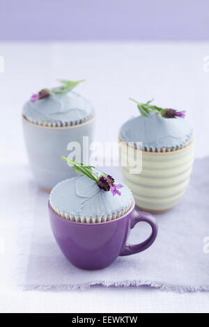 Drei garniert mit echter Lavendel Lavendel-Muffins Stockfoto