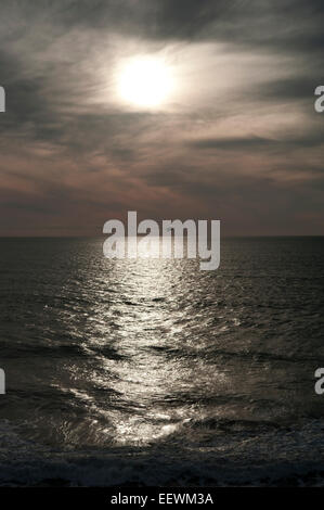 Meer am Playa del Puerco, Chiclana De La Frontera, Provinz Cadiz, Andalusien, Spanien. Stockfoto