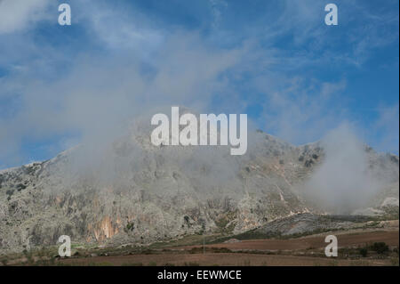 Blick auf die Sierra de Las Cabras in der Nähe von Villanueva De La Concepción, Provinz Malaga, Andalusien, Spanien. Stockfoto