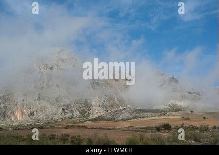 Blick auf die Sierra de Las Cabras in der Nähe von Villanueva De La Concepción, Provinz Malaga, Andalusien, Spanien. Stockfoto