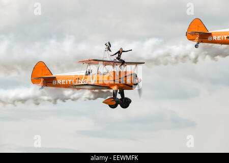 Zwei Boeing Stearman Doppeldecker aus dem AeroSuperBatics Breitling Wingwalking Team machen einen Pass an die RAF Fairford RIAT Stockfoto